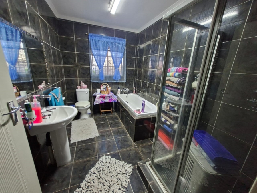 3 Bedroom Property for Sale in Azalea Park North West